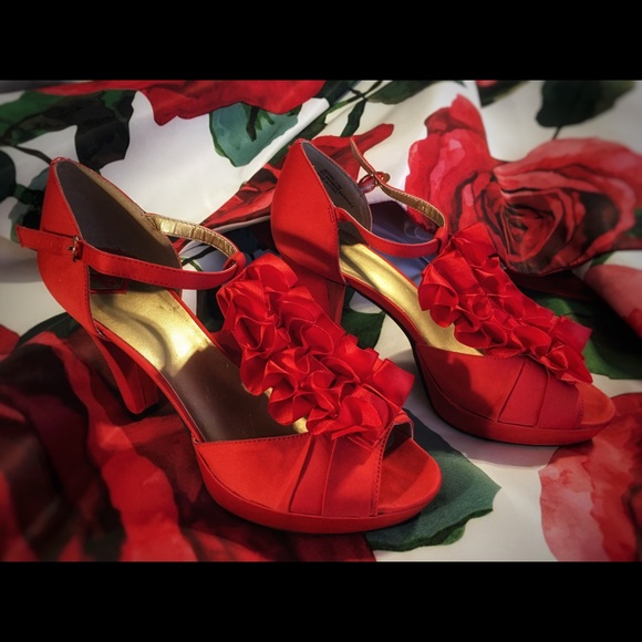 RED 👠satin RUFFLE SANDAL - Picture 7 of 7